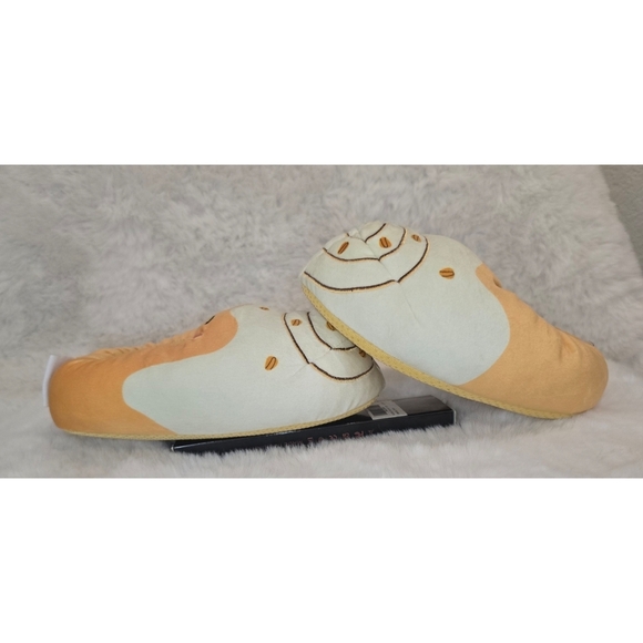 Cozy & Cute Chanel the Cinnamon Roll Plush Slippers – Size 2-3 - Picture 5 of 8
